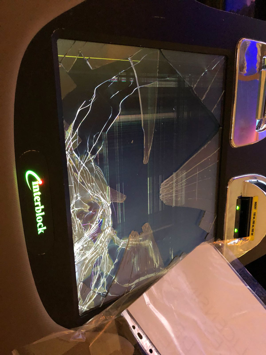Imagini incredibile. Haos în cazinoul Marriott. Orbit de furie, un client a făcut o pagubă de 5.000 € în doar câteva secunde