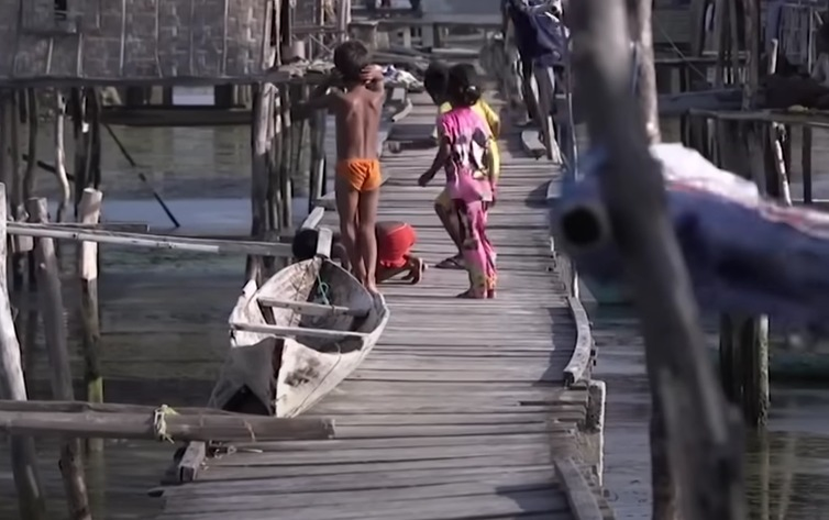 Există oamenii care nu au călcat niciodată pe pământ. Foto: captură YouTube (One Minute Explore)