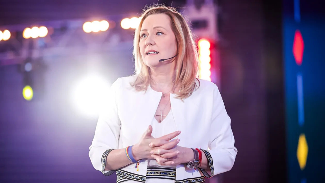 Cine este și cum arată primul soț al Elenei Lasconi. Avea doar 18 ani când s-a măritat, dar a divorțat după 4 ani