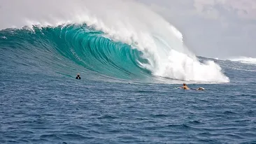 Tragedie în Indonezia. Zece persoane au murit după ce au fost lovite de valuri puternice: ”Erau prea aproape de ocean”