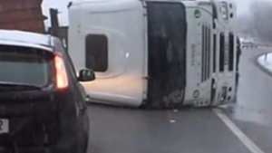 Un TIR cu saci de azot s-a rasturnat pe DN1