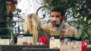 Firicel a renuntat la tuica si a impartit un fresh cu o domnisoara blonda. A baut cu paiul ei si i-a pupat mainile