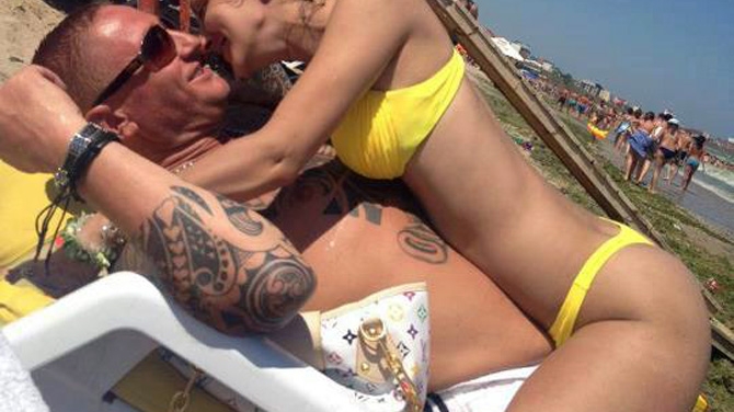 Daca vede Simona Sensual pozele astea ii smulge parul din cap brunetei! Gagica asta s-a frecat de iubitul ei si a stat capra pentru el pe plaja - Vezi cum au mimat sexul