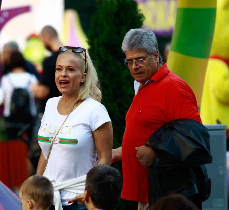 Tatăl Andei a venit în vizită în România şi a ţinut-o în braţe tot timpul plimbării în parc