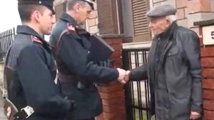 O îngrijitoare româncă a înșelat cu 30.000 de euro un bătrân italian! Unde a fost prinsă infractoarea