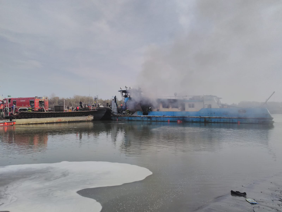Incendiu puternic pe Dunăre, la o barjă cu bauxită. Pompierii s-au luptat minute în șir cu flăcările