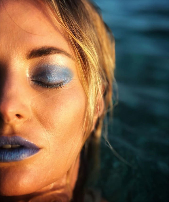 Delia nu se poate bucura, pe deplin, de vacanţă. Este devastată de moartea unei artiste celebre. “La revedere, îngerule!”