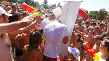 Peste 8.000 de aradeni au luat parte la Marea Bataie cu Apa! DJ Sara a inlocuit pistolul cu apa cu un furtun