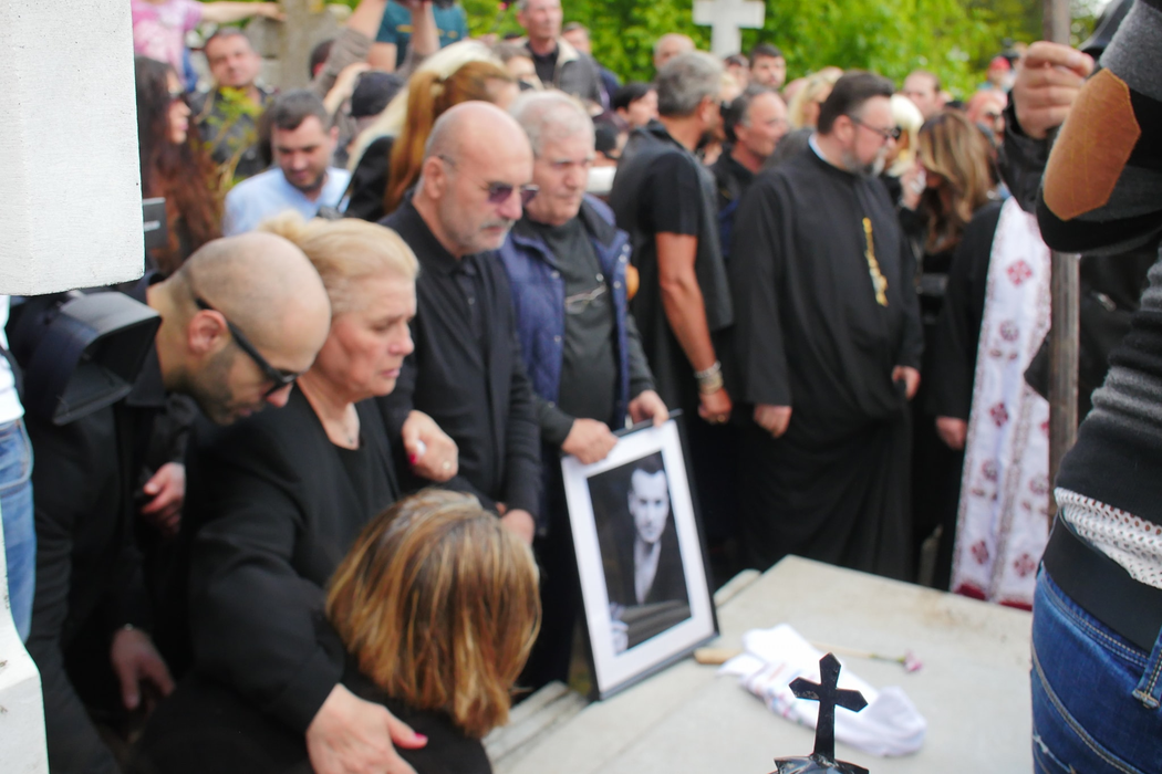 Mama lui Răzvan Ciobanu, îngenuncheată de durere la mormântul designerului. Elena s-a prăbușit după ce sicriul a fost băgat în groapă