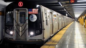 Metodă inedită! Cum îi fac autoritățile din New York atenți pe călătorii de la metrou la regulile de protecție sanitară