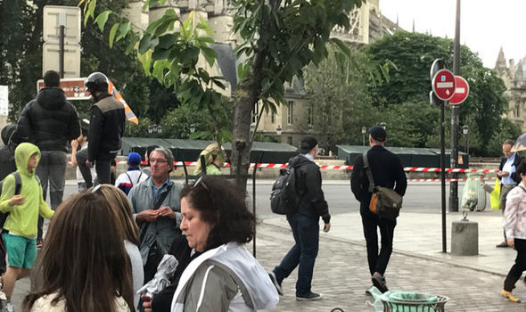 Poliţist atacat la Paris, atacatorul a fost împuşcat