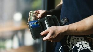 Gestul impresionant al unui bărbat din Alba Iulia! Ce a făcut după ce a găsit o sumă semnificativă de bani, într-o parcare a unui centru comercial