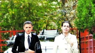 Ramona incearca sa-i ofere in Romania tot confortul pe care i-l asigura chinezul in SUA. Poarta uniforma cand face pe soferul pentru Moni