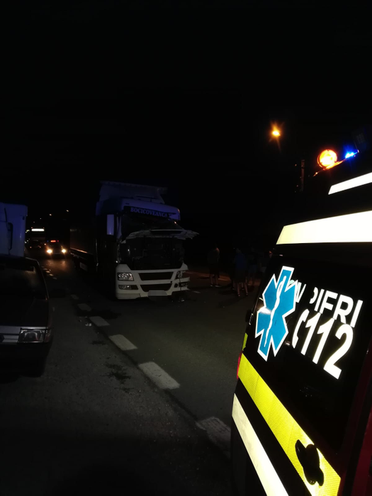 Accident rutier grav în această dimineață, pe DN 7. Două TIR-uri s-au ciocnit violent