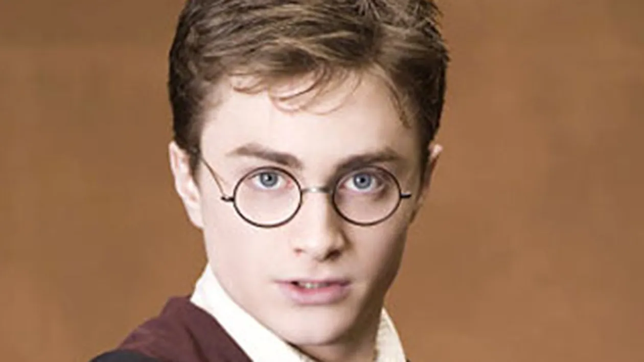 Seamana cu Harry Potter, dar uraste sa i se spuna asta! Ce le-a facut acest tanar unor fete care l-au strigat pe strada asa