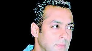 Pe Salman Khan il puteti vedea, incepand de azi, in Dabangg, ultima pelicula din cadrul colectiei MARI FILME INDIENE, lansata de CANCAN. Manat de tata la insuratoare
