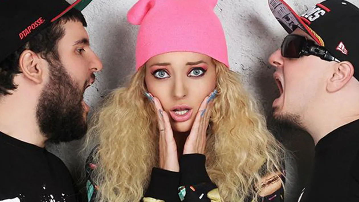 Trebuia sa faci poza invers! Fotografia cu care Delia a vrut sa stranga UN MILION de like-uri. Si-a desfacut picioarele si...