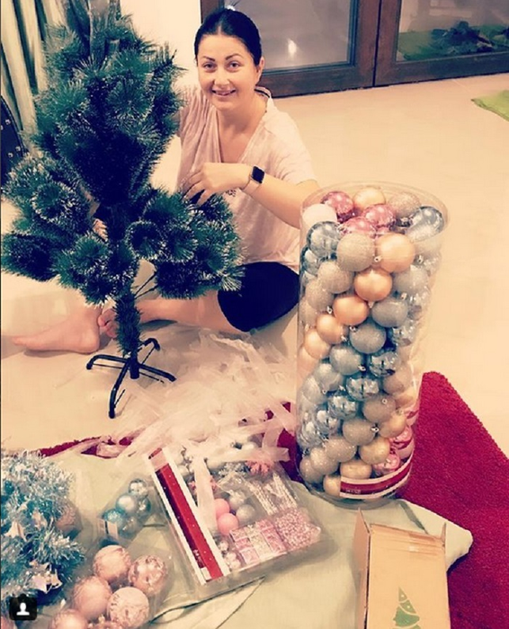 Gabriela Cristea împodobeşte primul brad al fiicei sale! Atenţia tuturor nu a fost însă la pomul de Crăciun