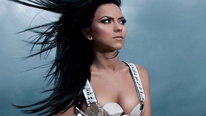 Inna, show interzis cardiacilor la Istanbul! A cantat uda prin ploaie si le-a aratat lenjeria intima turcilor extaziati
