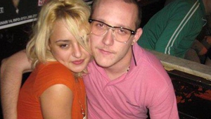 Cantaretul What's Up si-a BATUT logodnica in plina strada! A lovit-o cu picioarele, cu scrumiera si cu... shaorma in fata