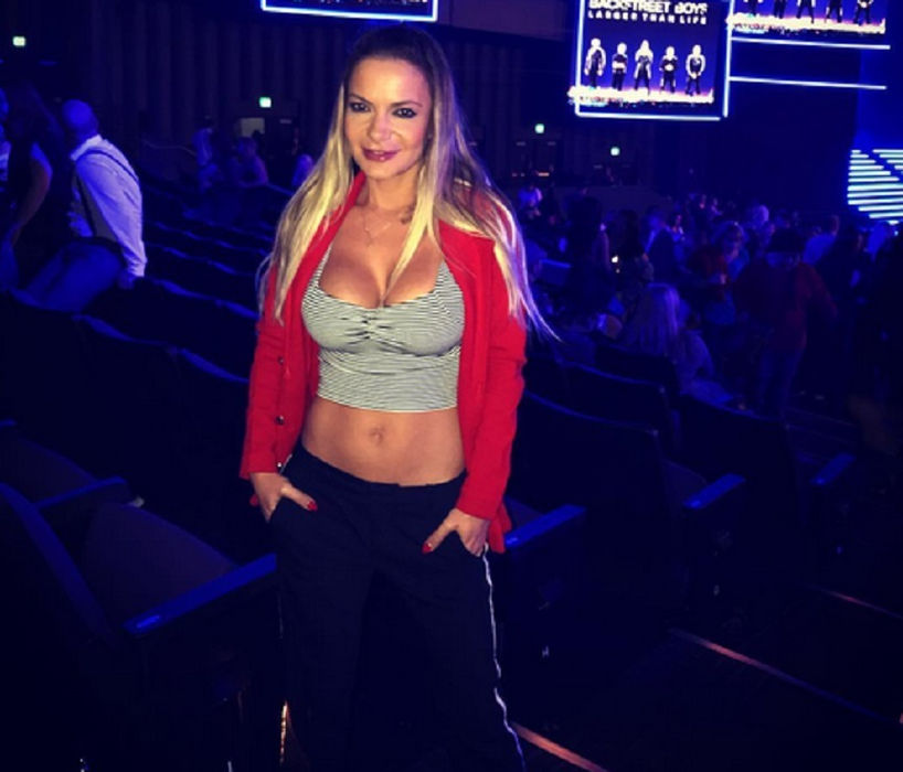 Andreea Antonescu a făcut valuri cu mesajul din miez de noapte: „Citeşte o carte! Suge-o…”