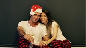 ADELA  POPESCU şi RADU VÂLCAN s-au fotografiat în PAT şi au pus imagine pe internet. Fanii au luat-o razna când au văzut-o 