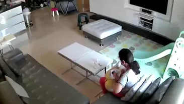 Această mămică şi-a lăsat bebeluşul cu dădaca, dar a rămas şocată când a văzut ce face femeia în lipsa ei. Imaginile au făcut-o să îngheţe de spaimă