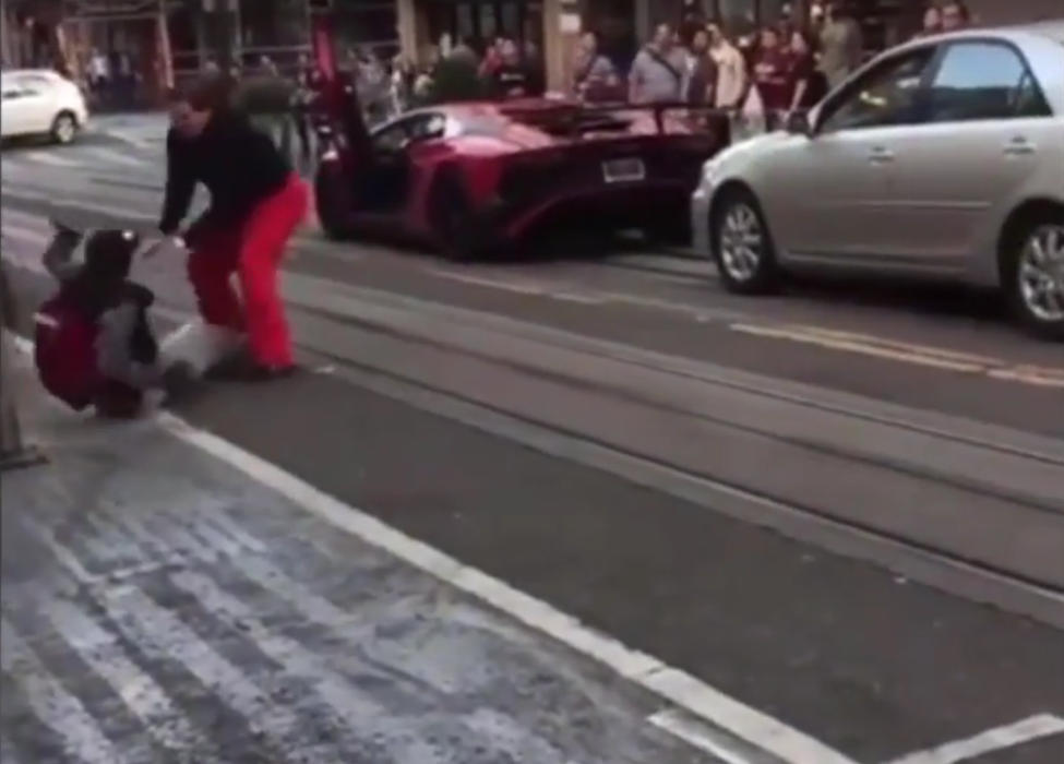 S-a ţinut de poante cu acest şofer de Lamborghini, dar a fost la un pas de moarte. Ce se întâmplă când tânărul se urcă pe capota super-maşinii i-a şocat pe mulţi