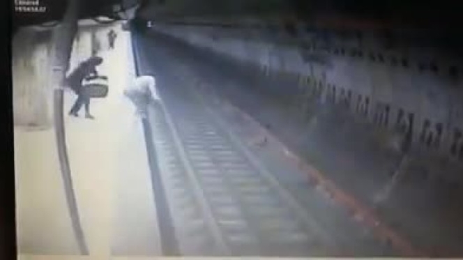 Crima de la metrou naşte glume macabre: ”Împinge-mă, Magdalena!” 