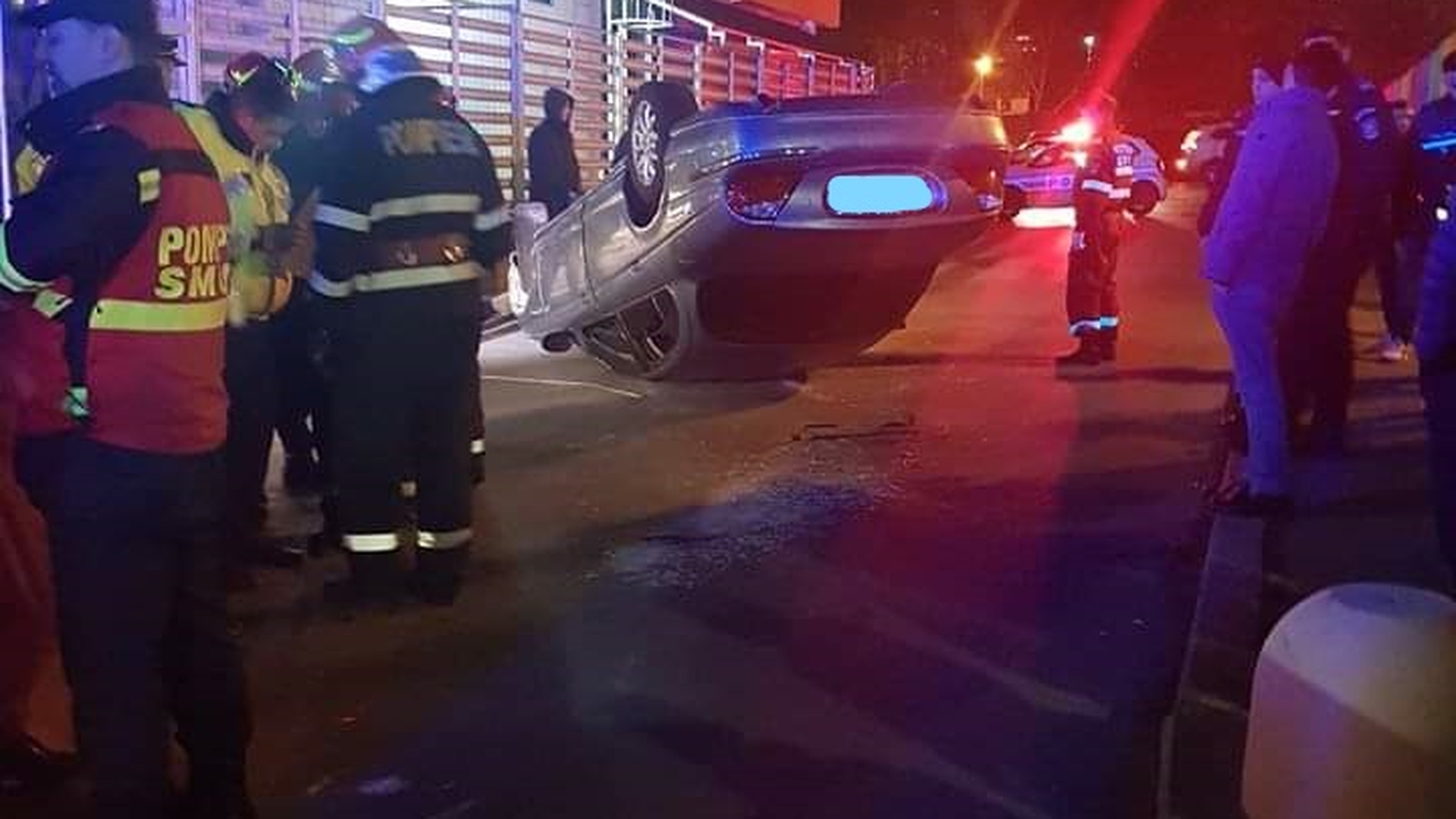 O mașină s-a răsturnat în București, la intersecția Brâncoveanu cu Târnava Mică. Ce au constatat polițiștii