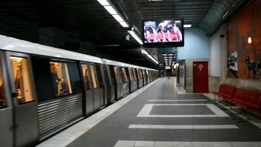 Momente de panică la metroul bucureştean! Călătorii au coborât prin tunel!