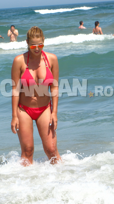 Am fotografiat-o pe ROXANA în costum de baie! A cam uitat de dietă şi s-a rotunjit!