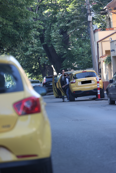 Lavinia Pîrva și bona ies din mașină (Foto: CANCAN.RO)