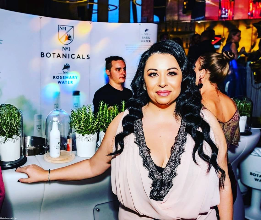Oana Roman, pusă la zid de internauți, după ce a postat un video cu fetița ei: “Nu dans pe mese și manele“
