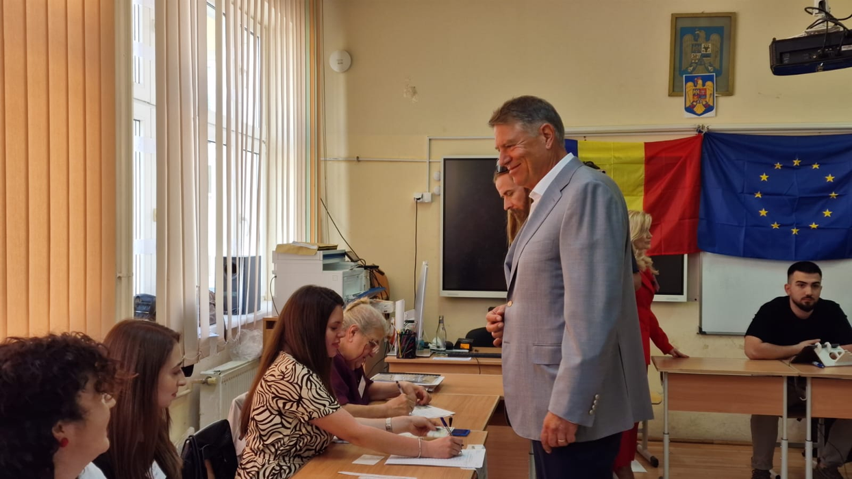 Klaus Iohannis, la secția de votare/ Sursa foto: Ora de Sibiu