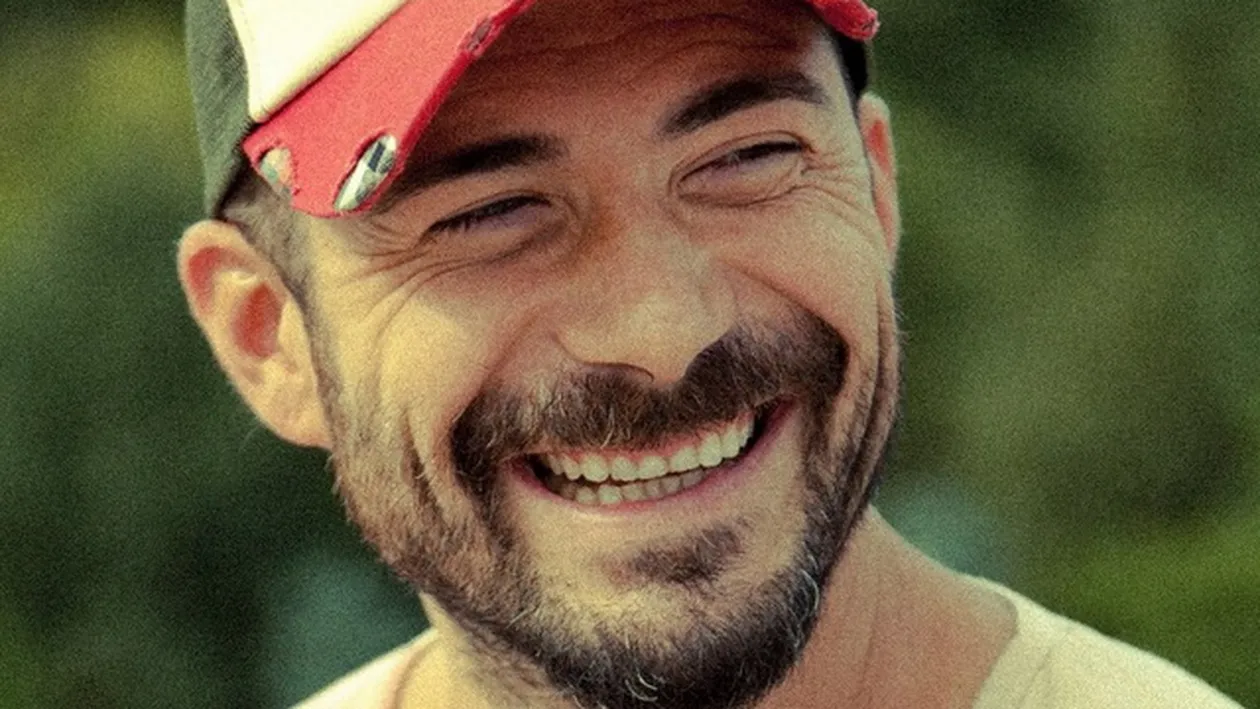 Fotograful INNEI, la un pas de moarte! Masina lui a luat foc, iar un alt sofer l-a salvat in ultima clipa!