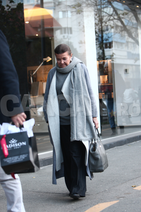 Merge prin Bucureşti într-un anonimat aproape total! Primele imagini de paparazzi cu o prinţesă adevărată! MARINA STURDZA e şcolită la faimoasa ”Belle Arte” şi e prietenă cu Giorgio Armani, Karl Lagerfeld, Ralph Lauren sau Oscar de la Renta
