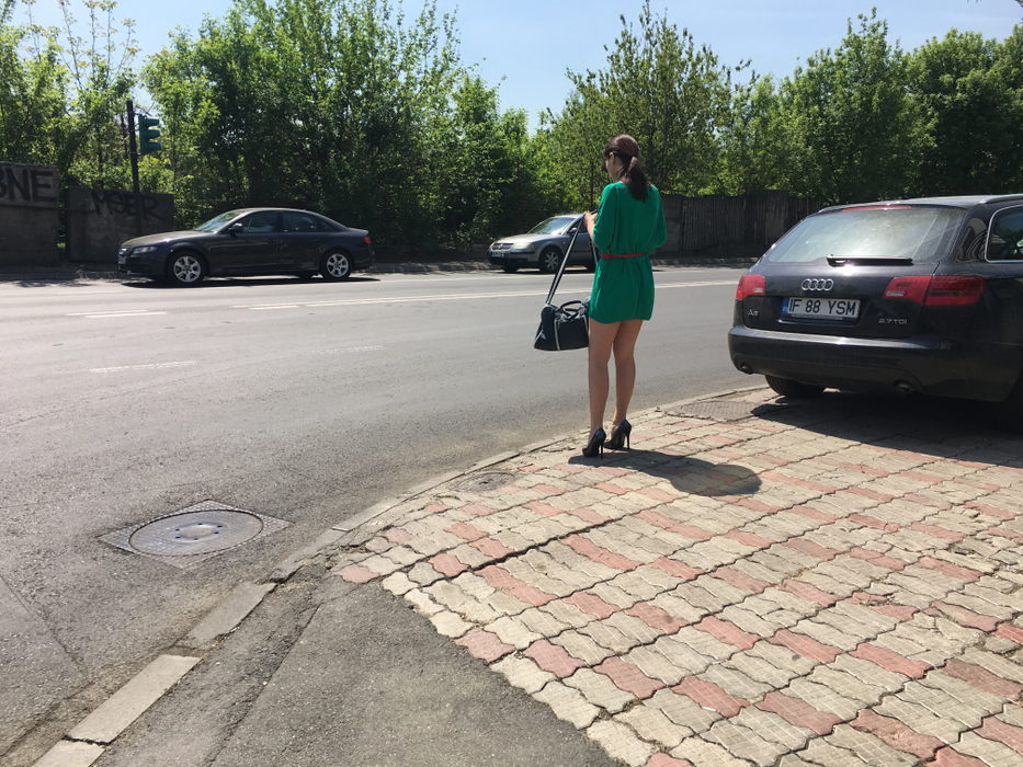Aida Parascan, așteptând taxiul, la ieșirea din clinică