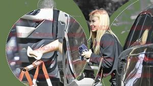 Andreea Bălan a blocat traficul în mijlocul Capitalei: şi-a desfăcut picioarele şi... a înnebunit audienţa! Toţi ochii pe ea