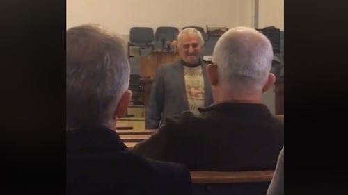 Un român moare în direct, în timp ce dă sfaturi într-o biserică: “Fraților, nu fiți supărați“