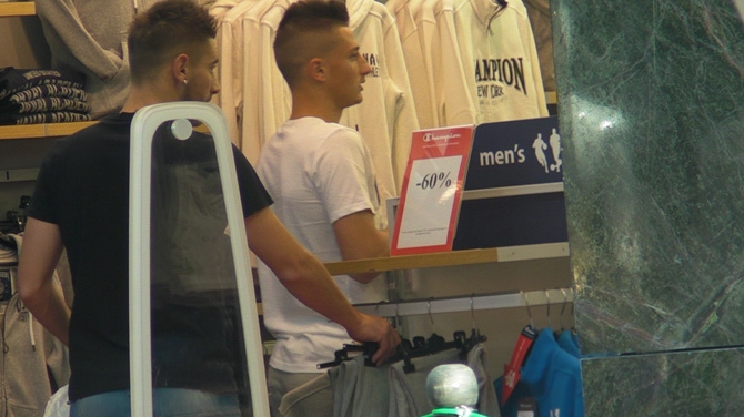 VIDEO Gicu Grozav nu a luat si haine de la turci. Si-a facut aprovizionarea din mall, alaturi de un prieten