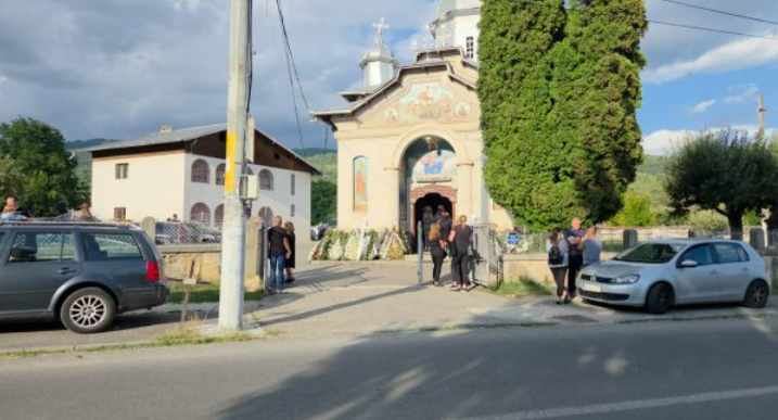 Durere fără margini la înmormântarea celor patru tineri morți în Munții Iezer. Familiile i-au condus pe ultimul drum