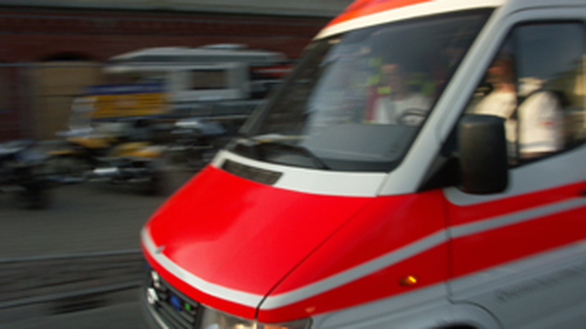 A plecat la spital cu o masina privata pentru ca ambulanta a ramas blocata in noroi