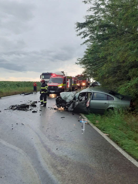 Accident violent în Teleorman. 3 oameni au fost răniți după ce un autoturism s-a izbit de un camion