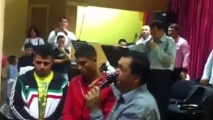 Iarta-i, Doamne, ca nu stiu ce fac! Vezi cea mai tare slujba pe ritm de manele de jale despre Dumnezeu si Iisus Hristos - Asculta aici cum bocesc pirandele la biserica