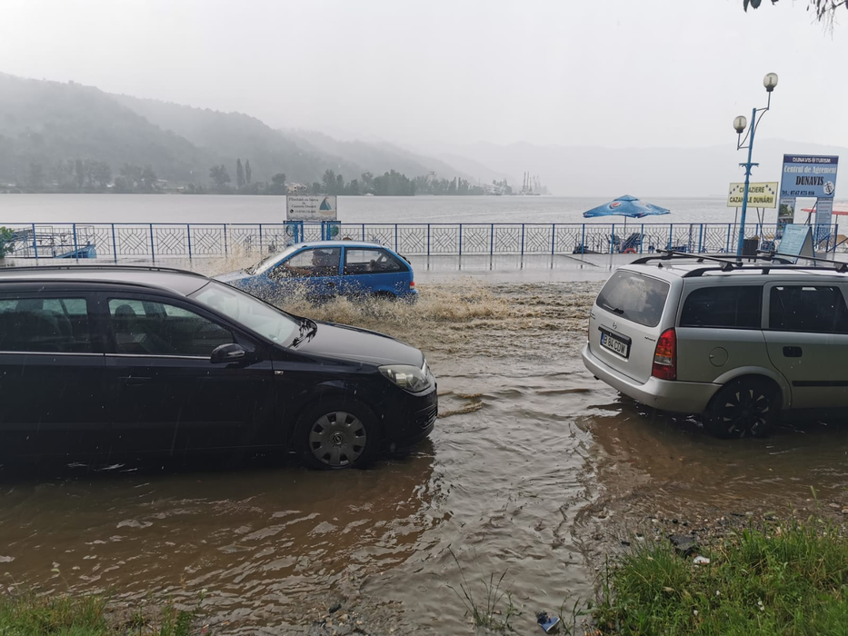 VIDEO incredibil! Un bărbat pescuiește pe faleza din Orșova, după ce o ploaie torențială a inundat toată zona