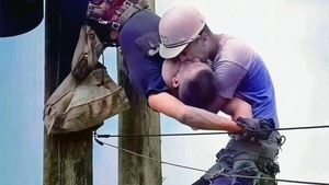 Povestea "Sărutului vieții" - cea mai emoționantă fotografie din istorie, cu un electrician electrocutat și colegul său care încearcă să-l mențină în viață