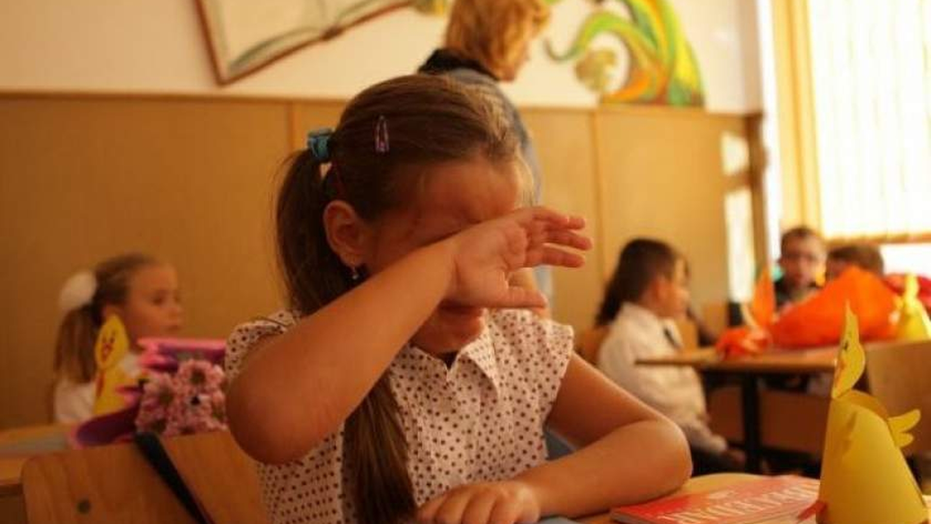 Tema din manualul de limba română care a făcut o fetiţă să plângă. Mama ei era plecată la muncă afară şi...
