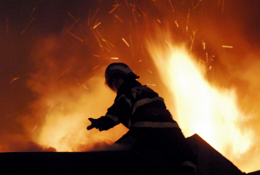 Incendiu de proporții în Munții Ciucaș! Zeci de pompieri au intervenit