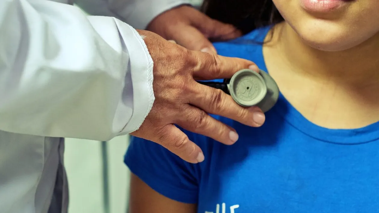 Atenție mare, părinți! Un copil a ajuns la spital cu pielea galbenă, după ce a consumat un aliment în exces